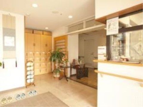 広々としたエントランスには靴箱をご用意しているので、スッキリとご利用いただける。受付は同じ場所にある。