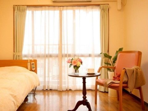 居室は広々としているので、ご愛用の家具を置いていただける。生活スタイルを維持できるので、ゆったりとおくつろぎいただける。