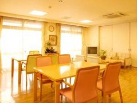 明るく広々とした空間で、お食事や談笑のスペースとしてご利用いただける。テレビの前に座ってゆったり鑑賞が楽しめる。