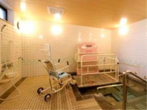 天井が高く広々とした浴室には、大きな浴槽をご用意している。ゆったりと入浴の時間をお過ごしいただける。