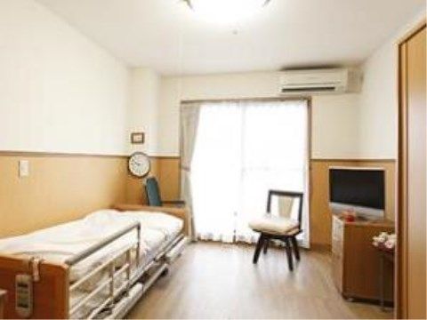 広々とした居室。ベッドや棚を置いてもゆったりとくつろげる十分なスペースがある。エアコンが設置されており、快適に過ごすことができる。