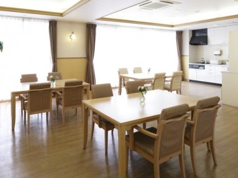 大きな窓からたくさんの日差しが差し込み、明るい雰囲気のリビングルーム。食堂、機能訓練室としても使用される。通路が広く、移動時も安心である。