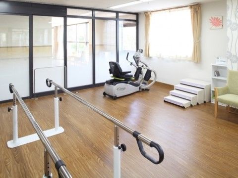 明るい雰囲気の機能訓練室。さまざまなリハビリテーション機器が備わっており、1人ひとりのニーズにあった運動を行うことができる。
