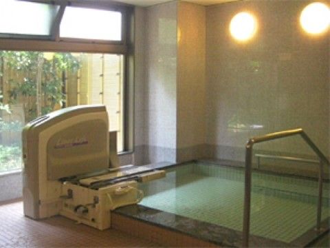 タイル張りの開放的な大浴場である。窓からは庭園を眺めることができ、上部には開閉可能な小窓が設置されている。