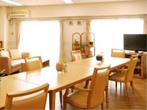 木のぬくもり感ただよう、共有のスペースである。テーブルをくっつけており、入居者様同士の交流の場としても利用されている。
