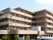マンション風でスケールの大きな建物である。外壁は明るい色で統一されており、親しみのもてる雰囲気がただよう。