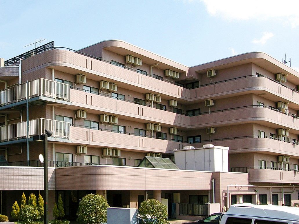 道路に面して建っている大型の施設である。まわりは緑地が整備されており、穏やかな雰囲気がただよっている。