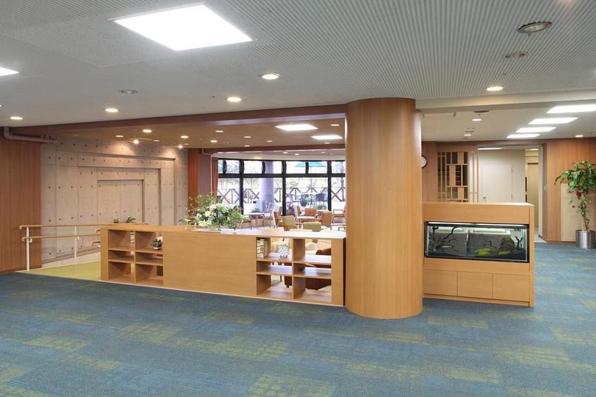 ホテルのロビーを思わせるデザインである。車椅子をご利用の方も快適に過ごせる、開放的な広さを確保している。