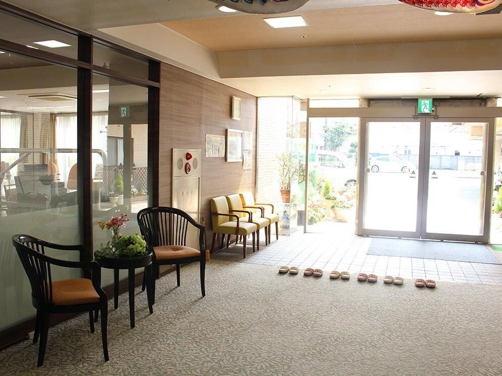 入口を入ると広い玄関で、中には椅子や観葉植物が置いてある。スリッパに履き替えて館内に入ることができる。