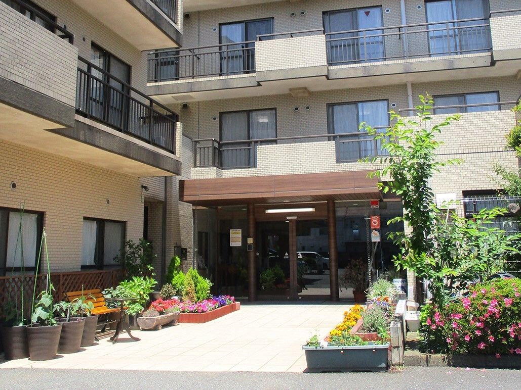 建物は４階建ての部分と３階建ての部分がある。２階以上の部屋にはベランダがあり、開放感のある造りの部屋が並んでいる。
