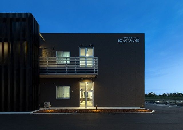 夕暮れ時の建物外観