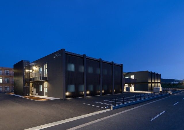 夜景を背にした建物外観