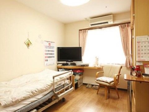 大きな窓の近くには椅子を設置できるので、いつでも外の風景を楽しむことができる。生活に必要な家具も取り揃えている。