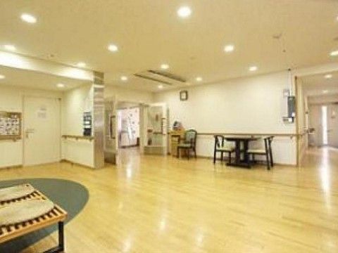 広く段差がないエントランスは、整理整頓が行き届いているので、車椅子をご利用の方も移動がしやすい。照明も明るい。