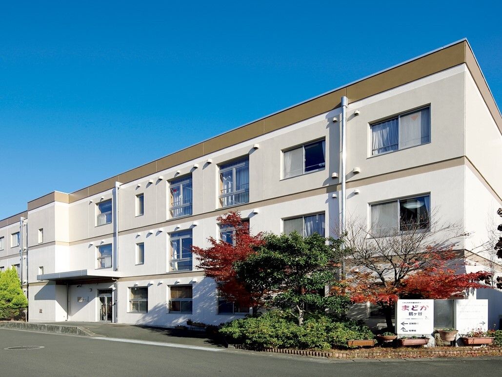 3階建ての当施設は、白と赤茶色の外観である。施設の周りには、木や花を植えているので、明るい雰囲気がある。