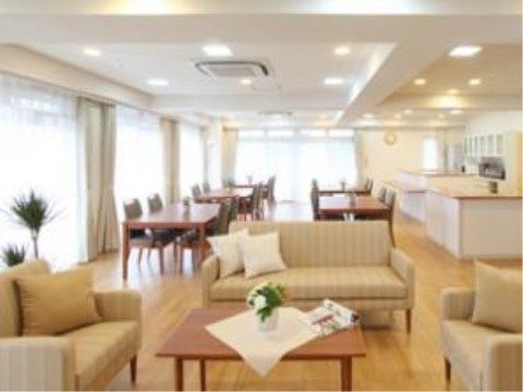 大きな窓に囲まれ、たっぷりと光が差している。リビングは食堂のすぐ近くにあり、食事の後などに立ち寄りゆっくりしていただくことができる。