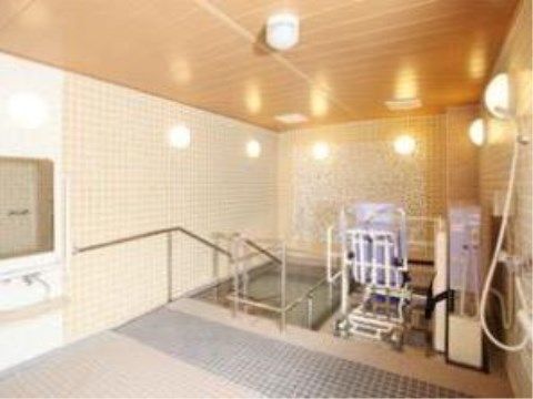 浴槽は入口にプールのような手すりを設けており、安全に入れる。ほかにリフト浴を用意し、車椅子に座ったままで入浴していただくことができる。