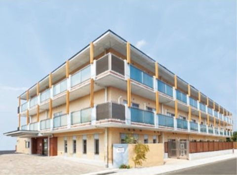 随所に木材を使用し、冷たく無機質な印象になりがちな建物外観に温かみをもたらしている。周囲は舗装されており、車椅子や杖での通行も安心である。