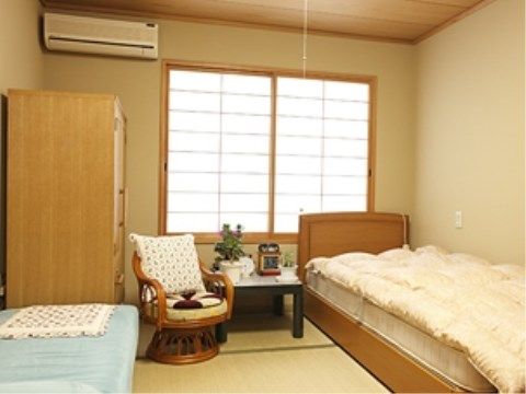 和室タイプの居室である。障子や畳が設置され、なじみ深いしつらえに落ち着いた毎日をお過ごしいただくことができる。