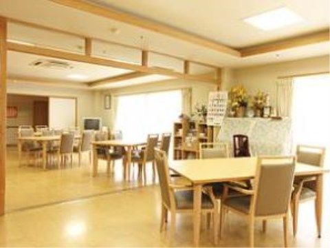 明るい木目調を基調としたリビングは、温かみがありやさしい印象である。毎日ご利用いただく入居者様の憩いの場である。