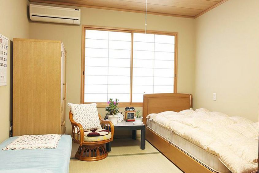 和室タイプの居室である。障子や畳が設置され、なじみ深いしつらえに落ち着いた毎日をお過ごしいただくことができる。