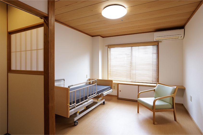明るい木目調を基調としたリビングは、温かみがありやさしい印象である。毎日ご利用いただく入居者様の憩いの場である。