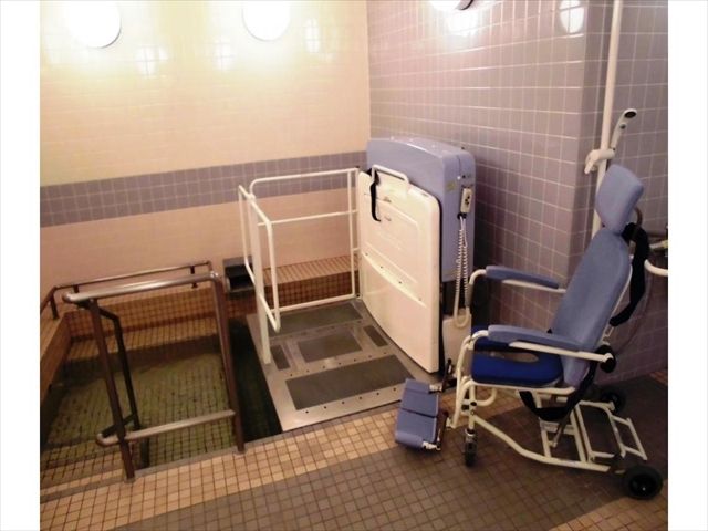 さまざまなタイプの入浴方法に対応できる器具を備えた浴室