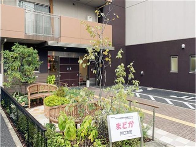 施設へのアプローチ横にある、ベンチが置かれたスペース