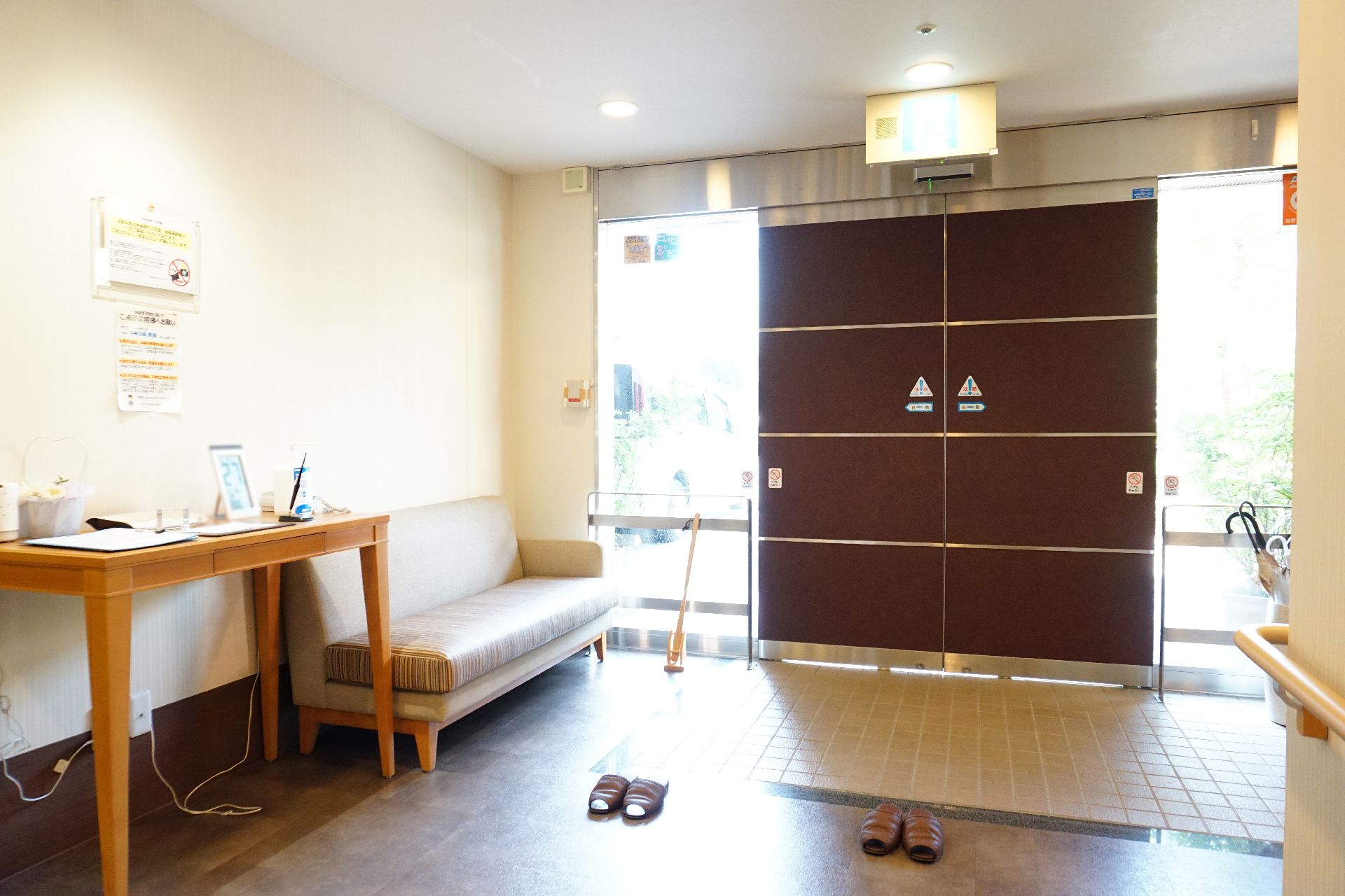 高齢者でも入館しやすいように手すりが設置されている玄関