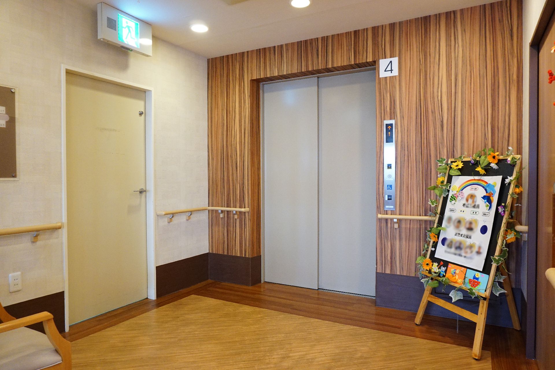 手すりが設置されているので、高齢者も楽に移動できるエレベーター