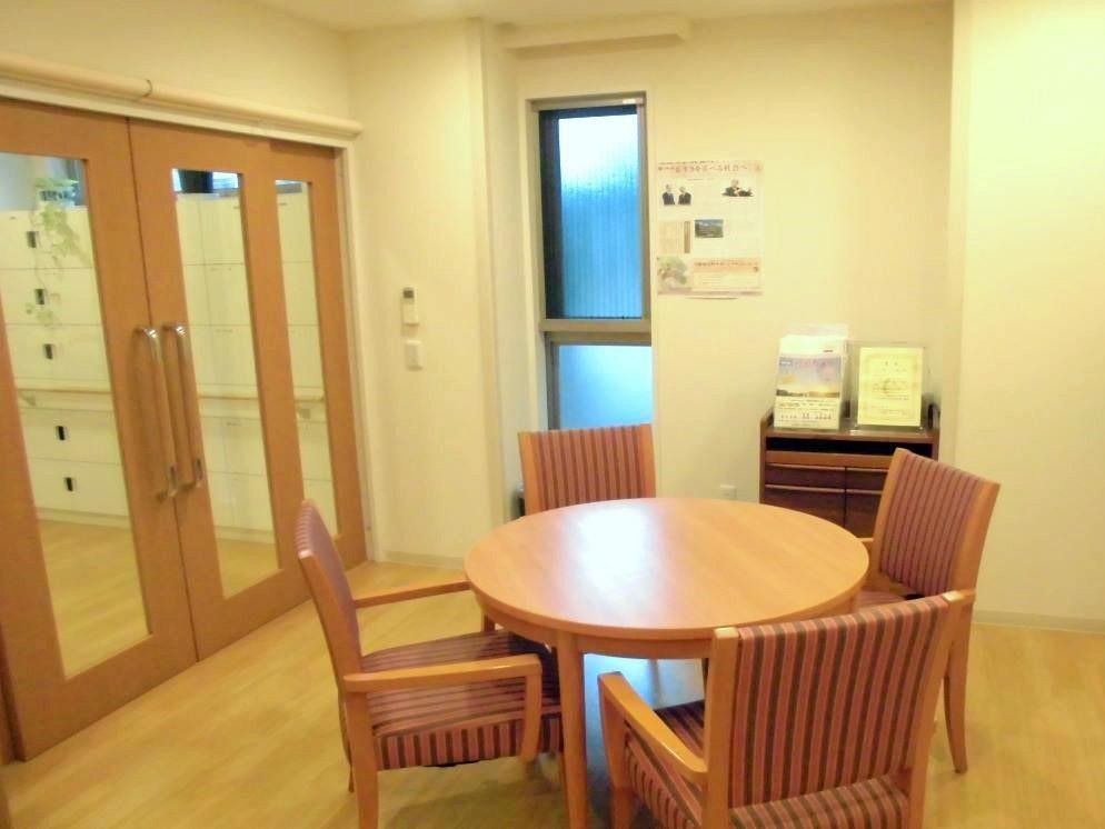 ご入居者様とご家族様が、お茶を一緒に飲みながらお話されたり、一緒の時間を過ごしていただける憩いのスペースとなっております。