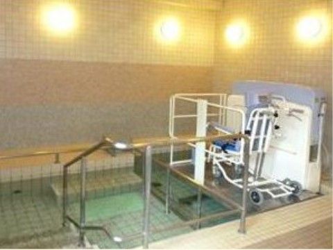 お身体の状態に合わせた入浴方法でご入浴いただけます。リフト浴が難しい方はストレッチャー浴もございます。