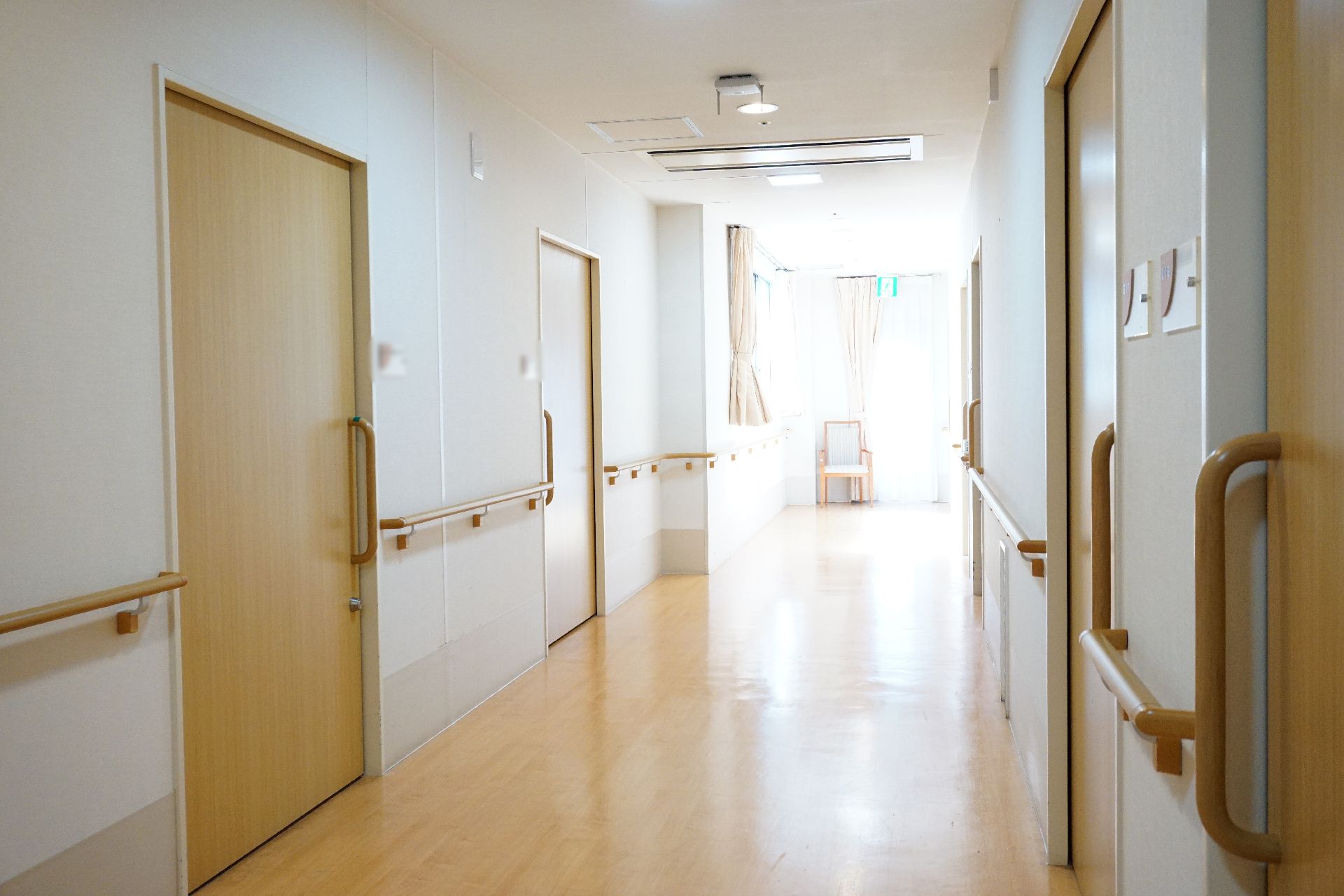 椅子とテーブルが設置され、休憩することのできる廊下