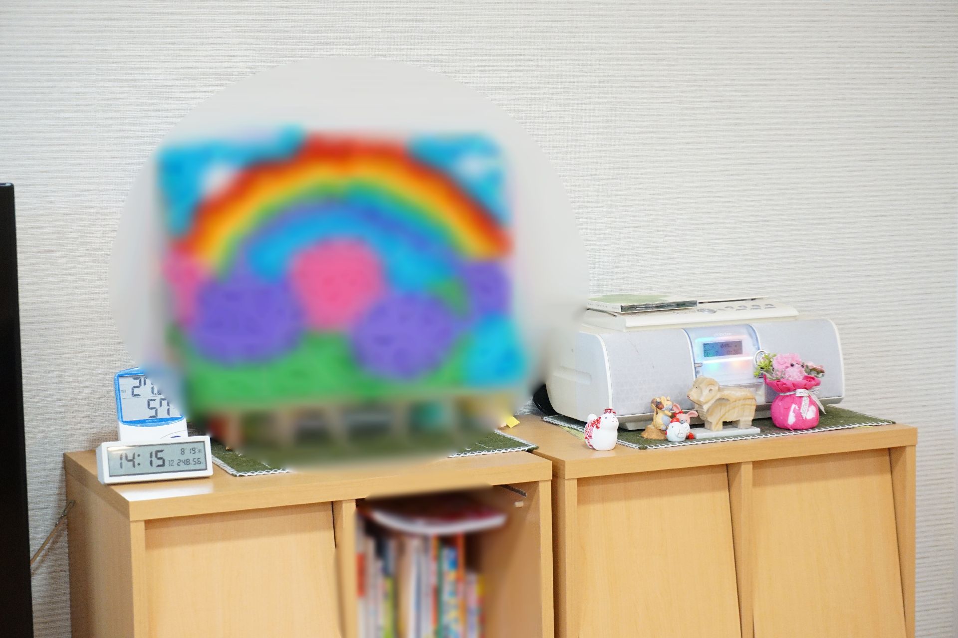 絵画やラジカセが置かれた本棚