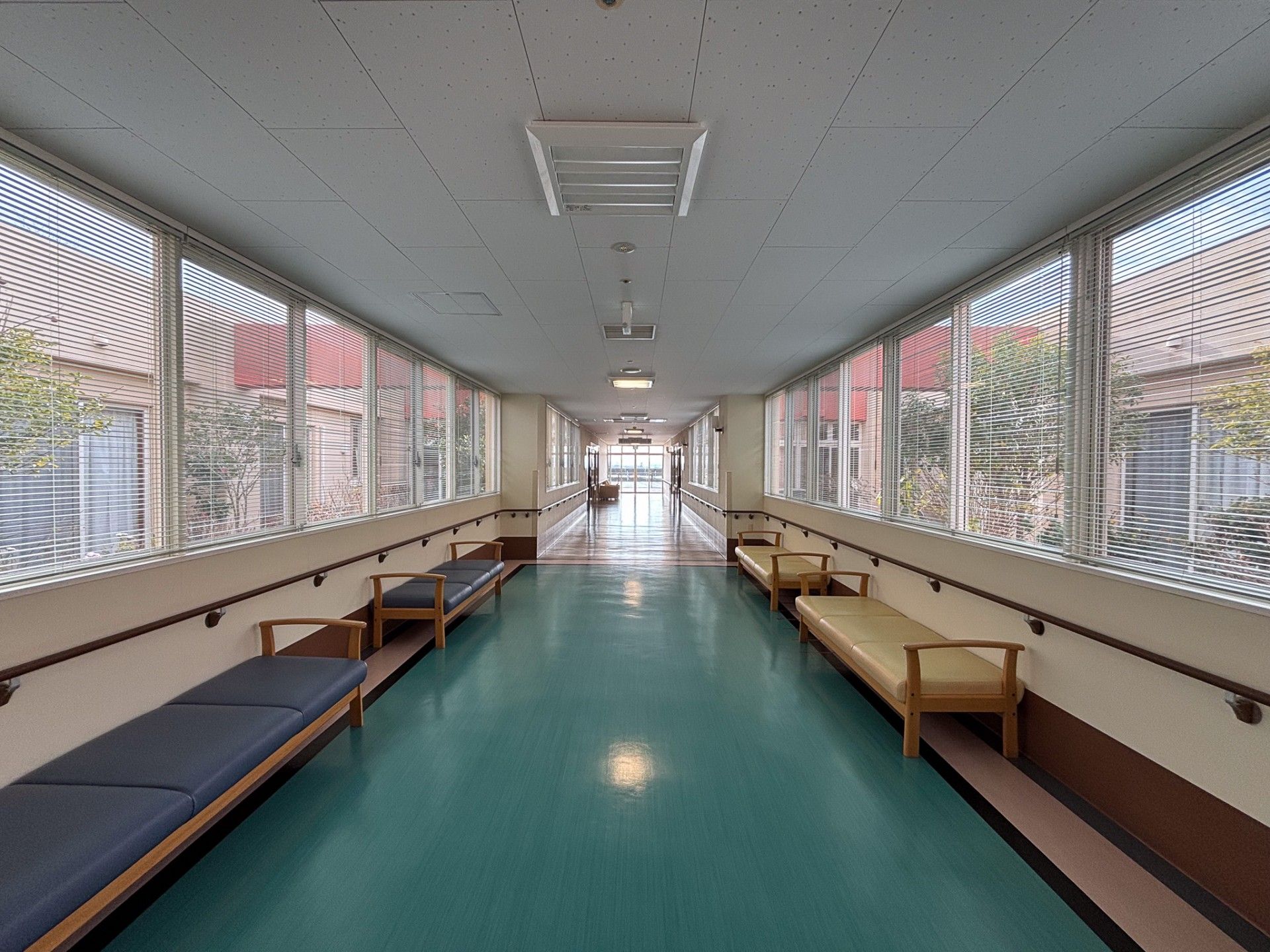 長い廊下と窓の風景