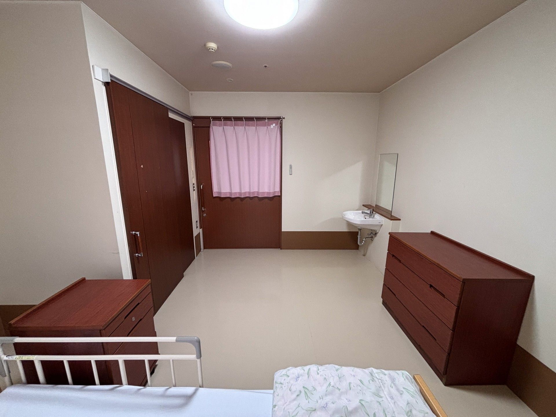 シンプルな個室の様子
