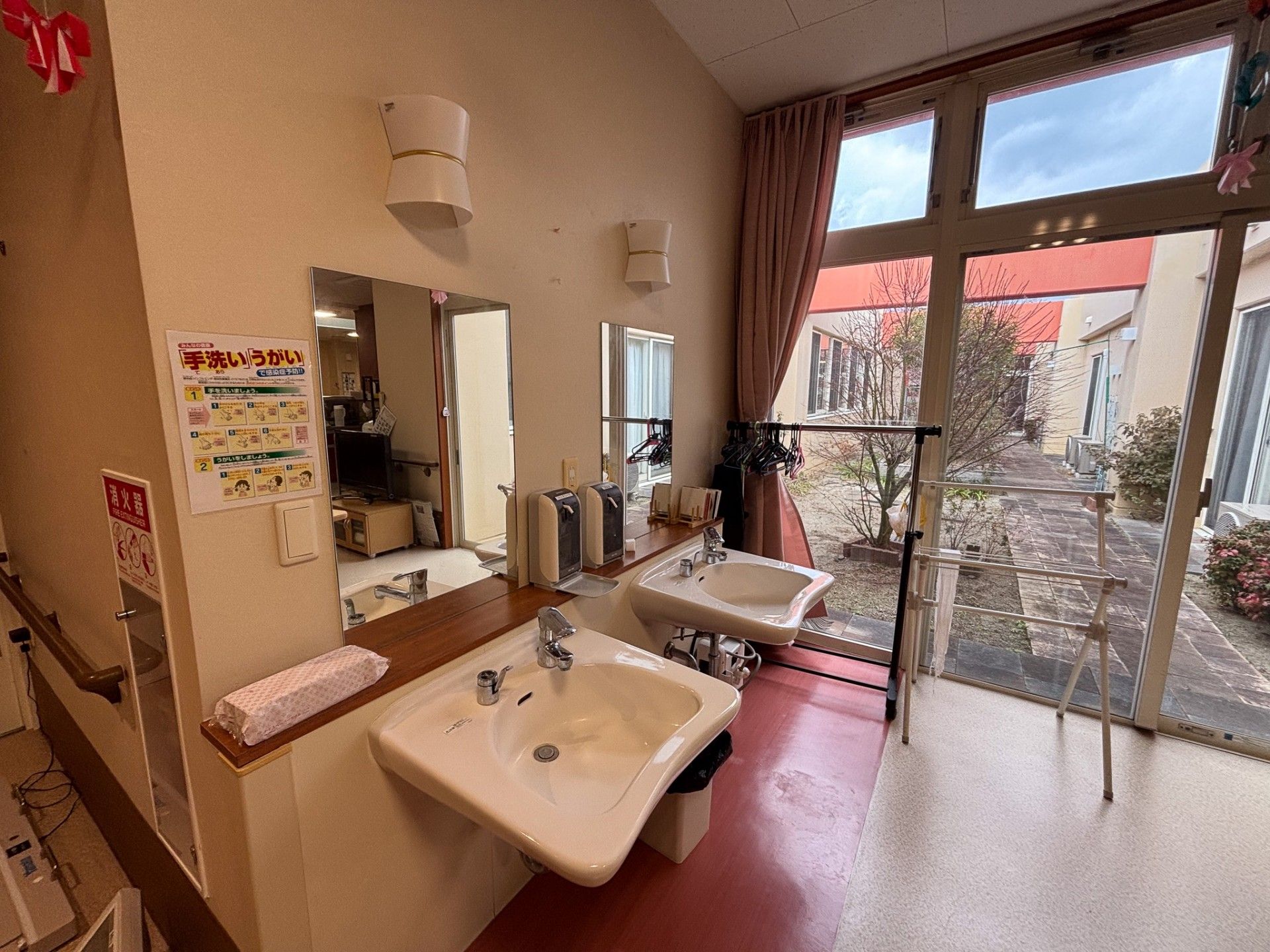 手洗い場と庭の風景