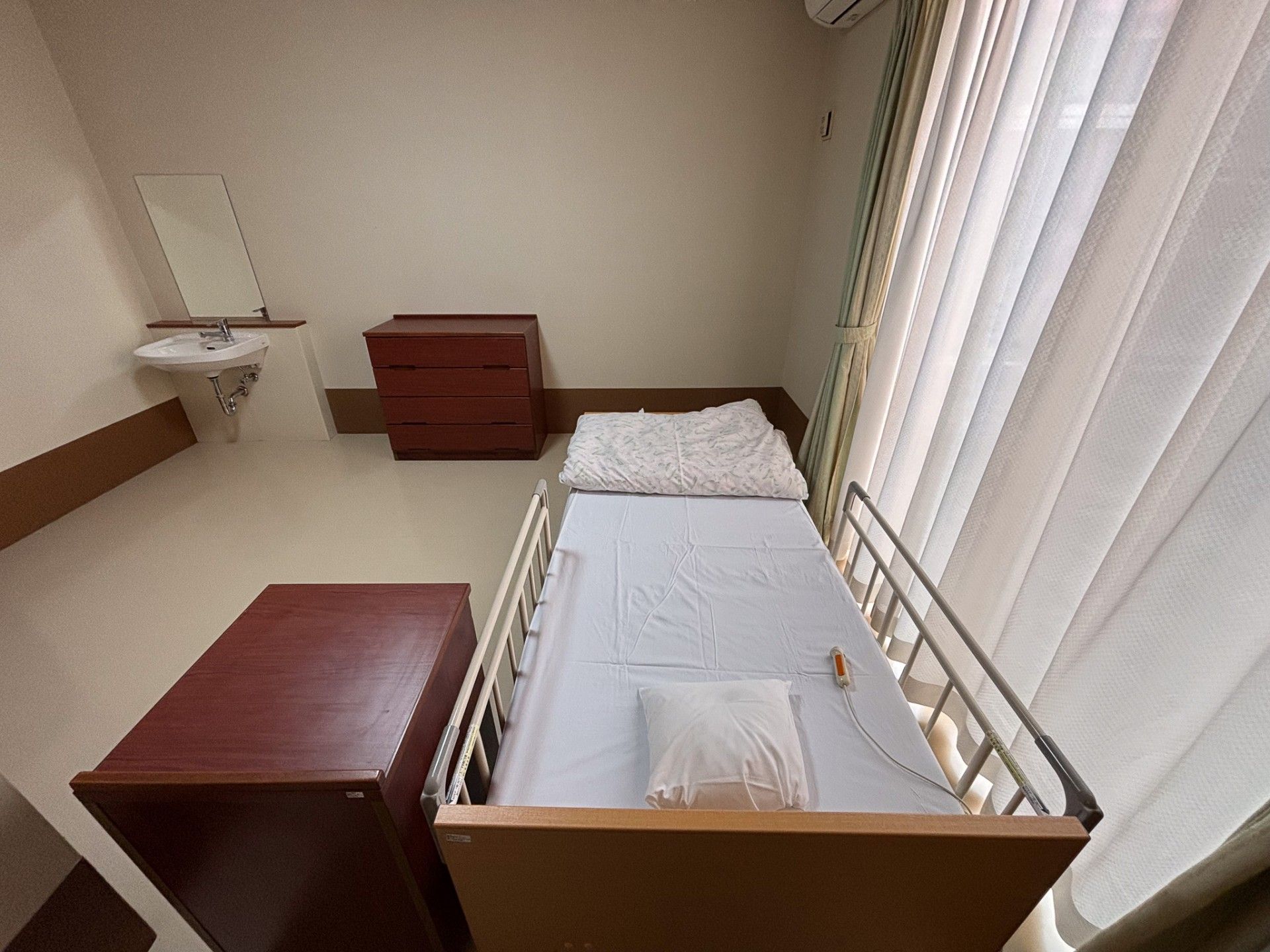 シンプルな個室の様子