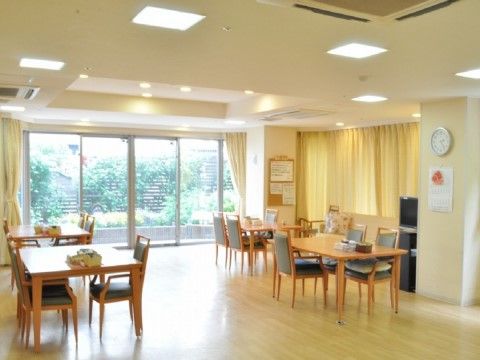 突き当りの窓からは庭を眺められる。明るく広い室内に、３人掛けのダイニングセットが間を空けて並んでいる。