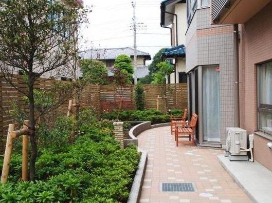 季節の花々が咲き、ご入居の皆様に外気浴を楽しんでいただけるとても明るいお庭がございます。