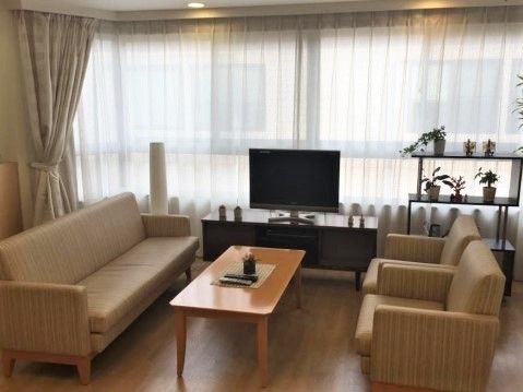 窓が大きくとても開放感のあるリビングです。こちらでお食事をとっていただいたり、アクティビティを行うスペースとしてご利用いただけます。