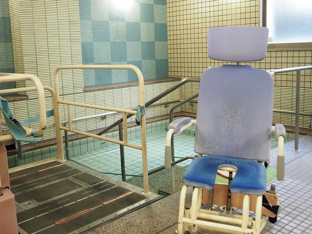 清掃の行きとどいた衛生的な大浴場である。体の不自由な方でも気持ちよく入浴ができるよう、特殊な浴槽を完備している。