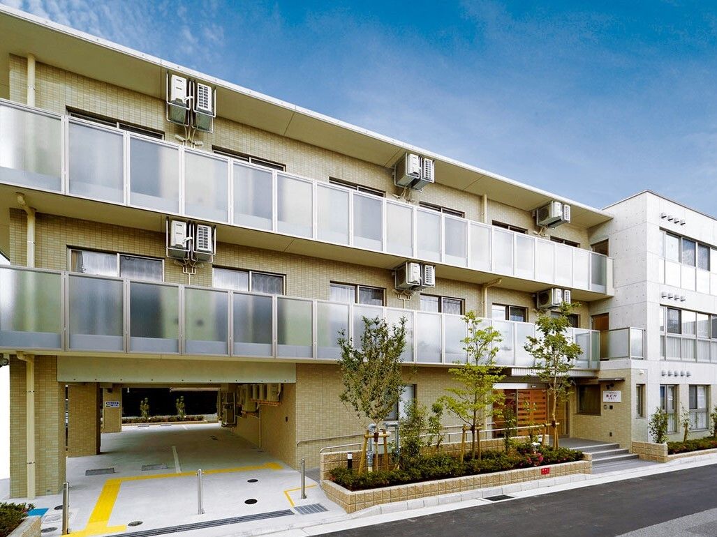 ３階建ての新しい建物である。エントランスまでは点字ブロックが完備されているので、目の不自由な方でも安心である。