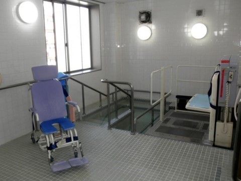 入居者様に安全に入浴を楽しんでいただけるように、手すりを設置したりバリアフリーにしたり安全対策を行っている。