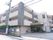 ４階建ての建物で、落ち着いた色合いでお洒落感がある外観