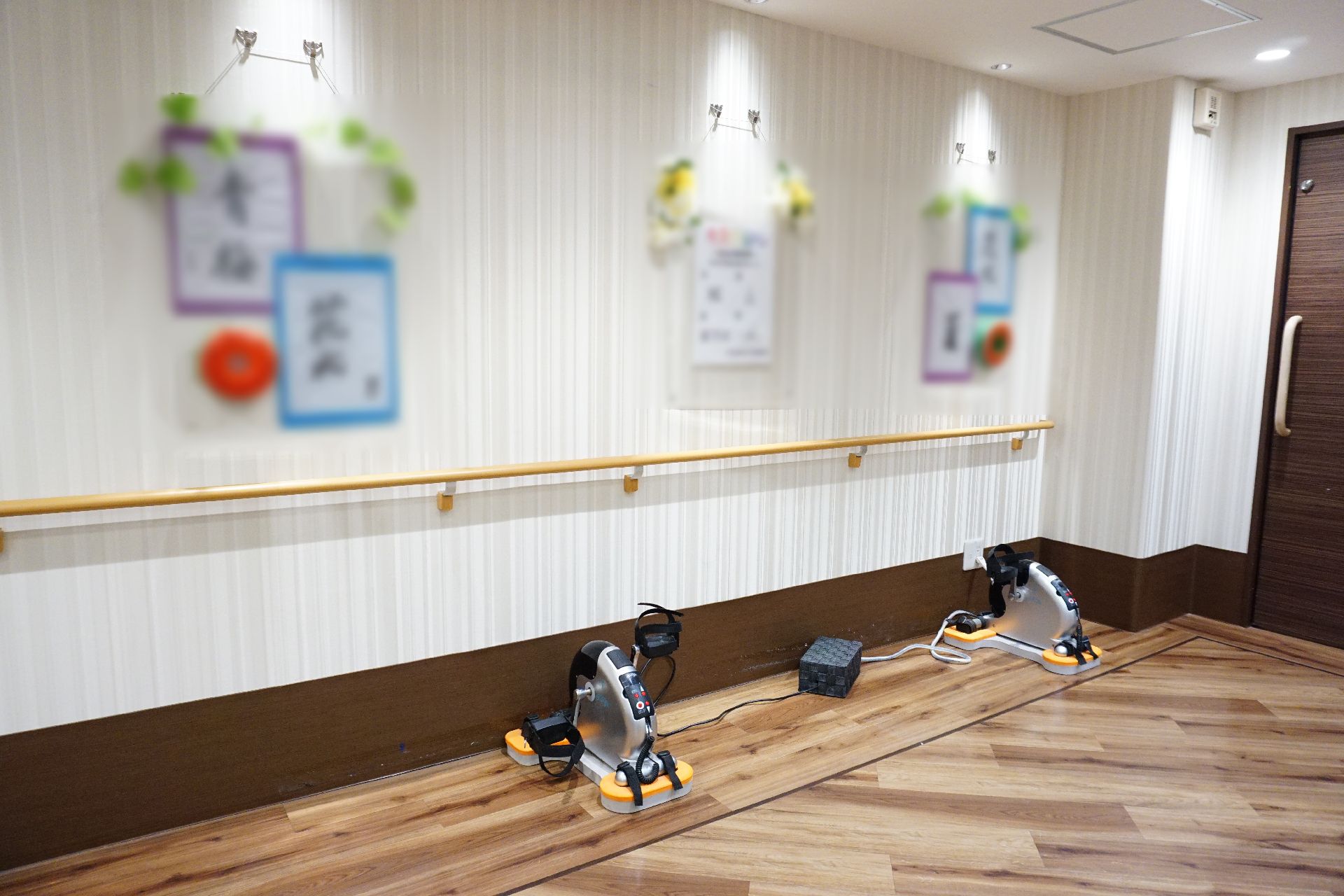 絵画や機能訓練のための機材が設置された廊下