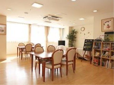 掃除の手が行き届いた清潔感のあるリビングルームである。室内には統一された家具が、スペースに余裕を持って配置されている。