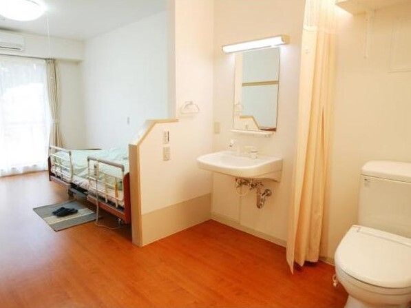 室内には個室トイレと専用の洗面台が備え付けられている。体が不自由な方や就寝中なども、近くにトイレがあるので安心である。