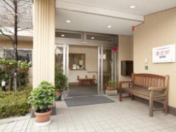 入り口の近くにはベンチが設置されている。午後の暖かい時間帯に日向ぼっこをしたり、暑い時は涼んだりすることができる。