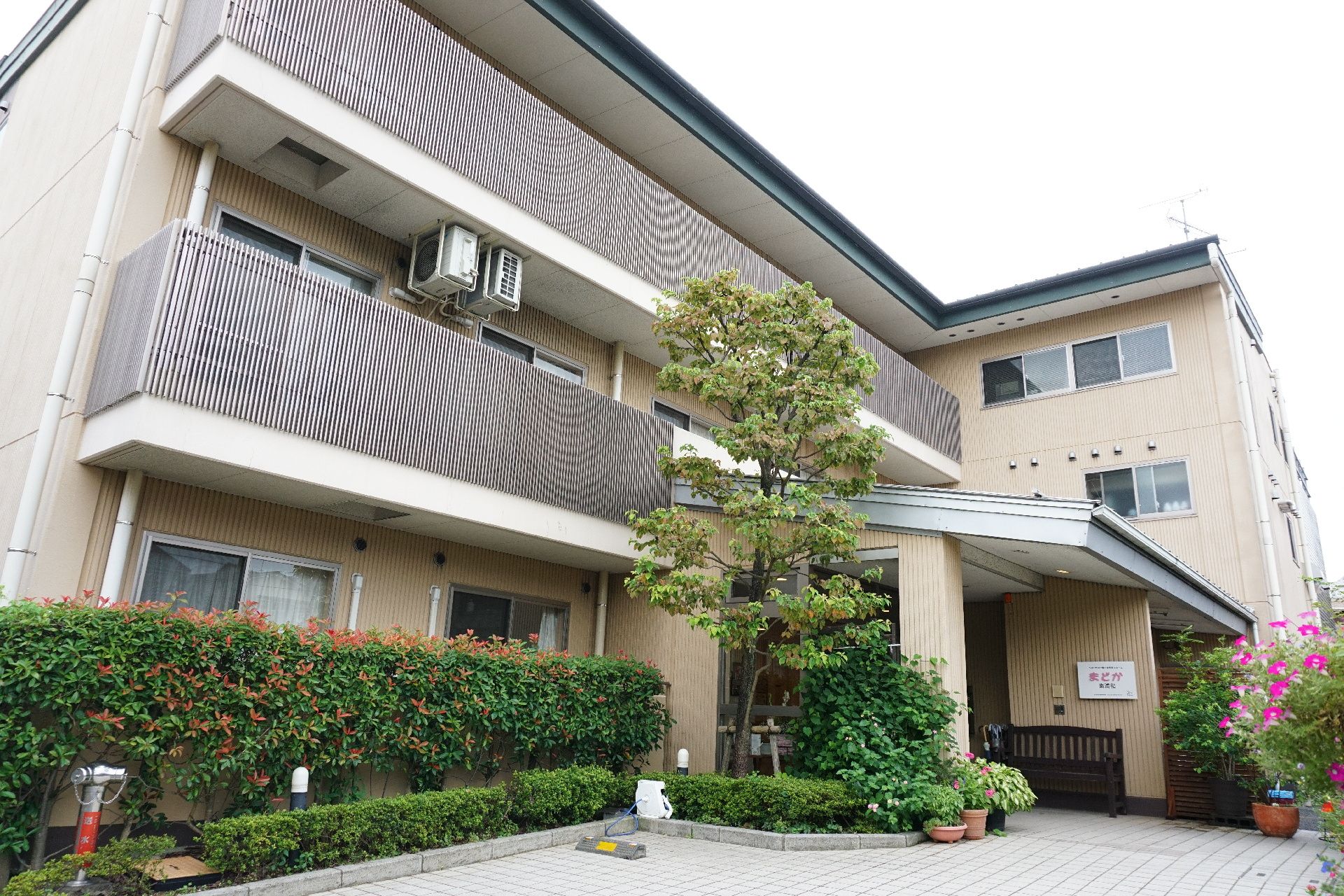 三階建てであり、高齢者に配慮してできるだけ段差のない介護施設